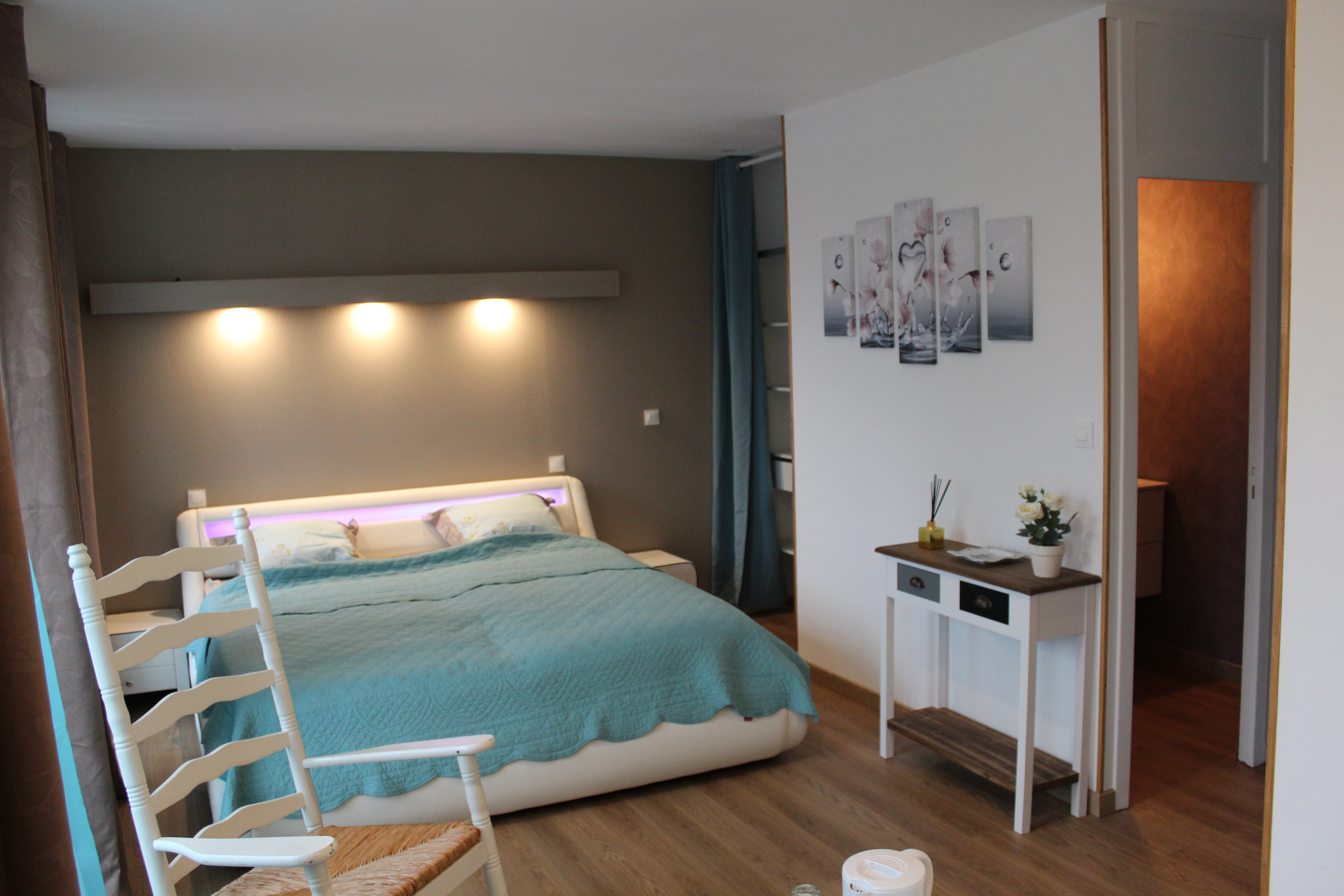 Le lit de la chambre Girly, et a droite le cabinet de toilette - la Ruche Cantalienne.