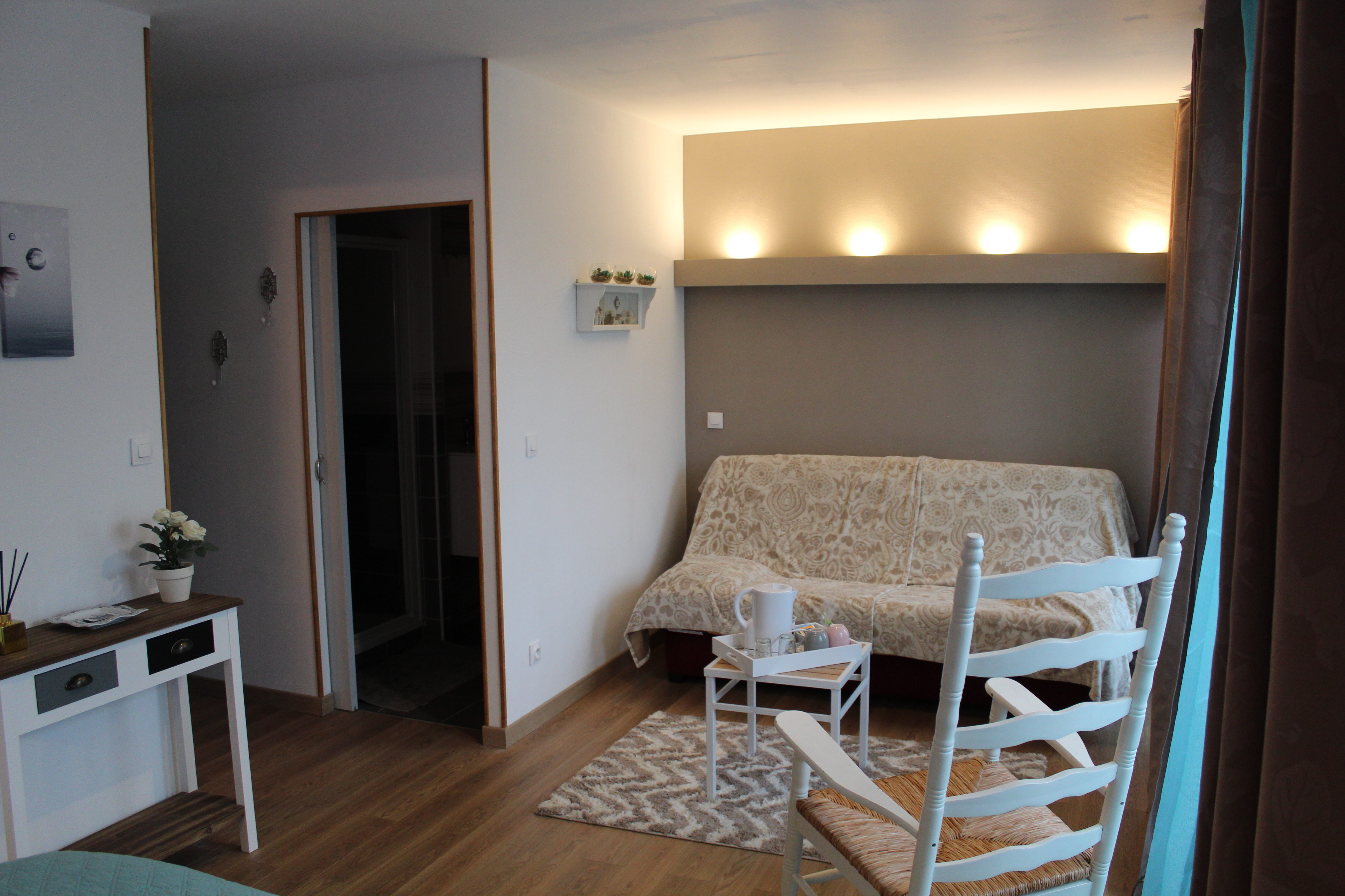 À droite la salle de douche et à gauche le cané lit de la chambre Girly - la Ruche Cantalienne.