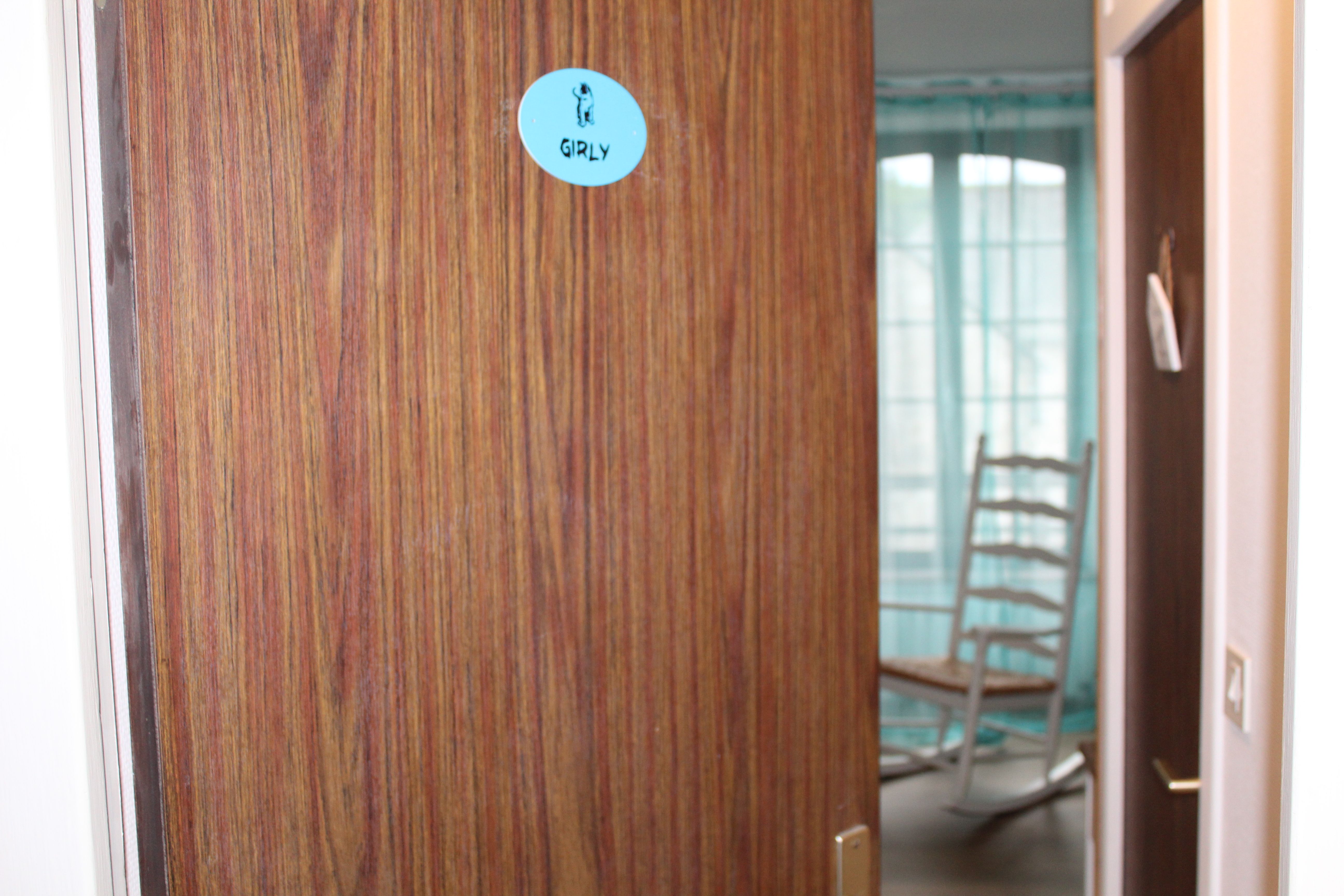 Porte d'entrée de la chambre Girly - La Ruche Cantalienne.